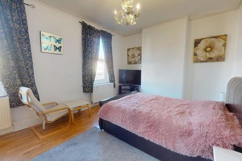 1 bedroom in a house share to rent, Beatrice Avenue, London SW16