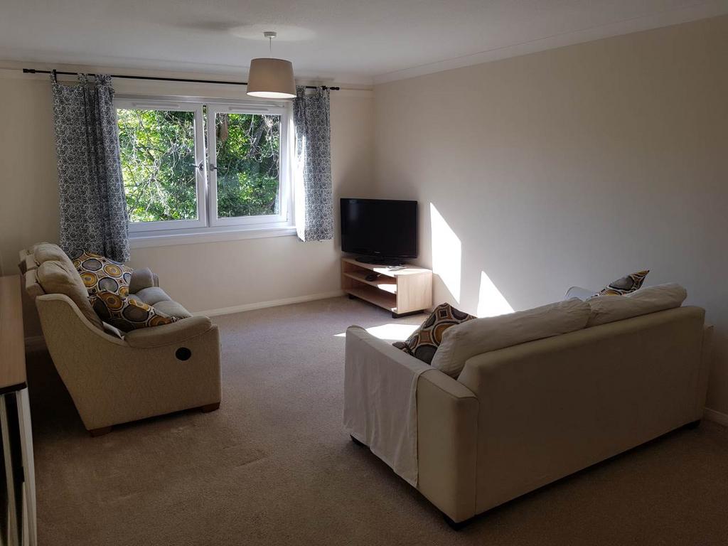 Lanark Road, Juniper Green, Edinburgh 2 bed flat £1,195 pcm (£276 pw)