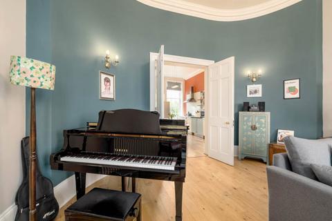 4 bedroom flat to rent, Claremont Crescent, New Town, Edinburgh