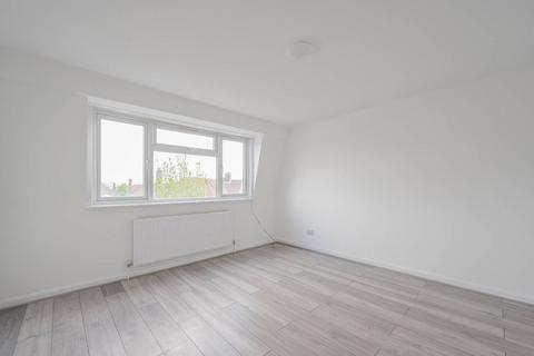 3 bedroom flat to rent, Colman Road, E16, Beckton, London, E16