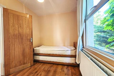 2 bedroom flat to rent, Glenfield Road, West Ealing, W13