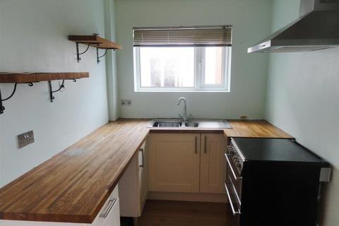 3 bedroom semi-detached house to rent, Benomley Crescent, Almondbury, Huddersfield, HD5