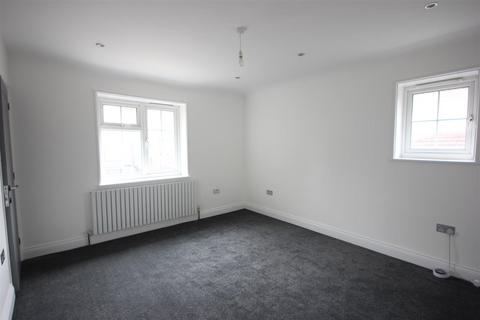 2 bedroom end of terrace house to rent, Abbots Road, Edgware