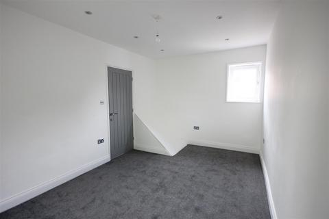 2 bedroom end of terrace house to rent, Abbots Road, Edgware