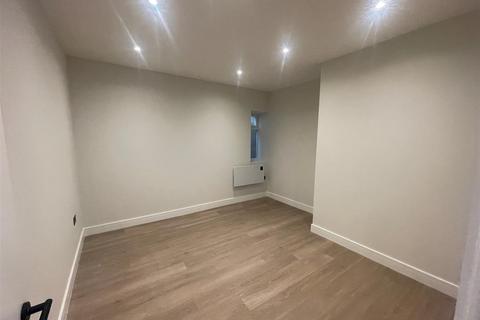 2 bedroom flat to rent, Westborough Road, Southend