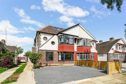 5 bedroom semi-detached house to rent, Silverthorn Gardens, London E4
