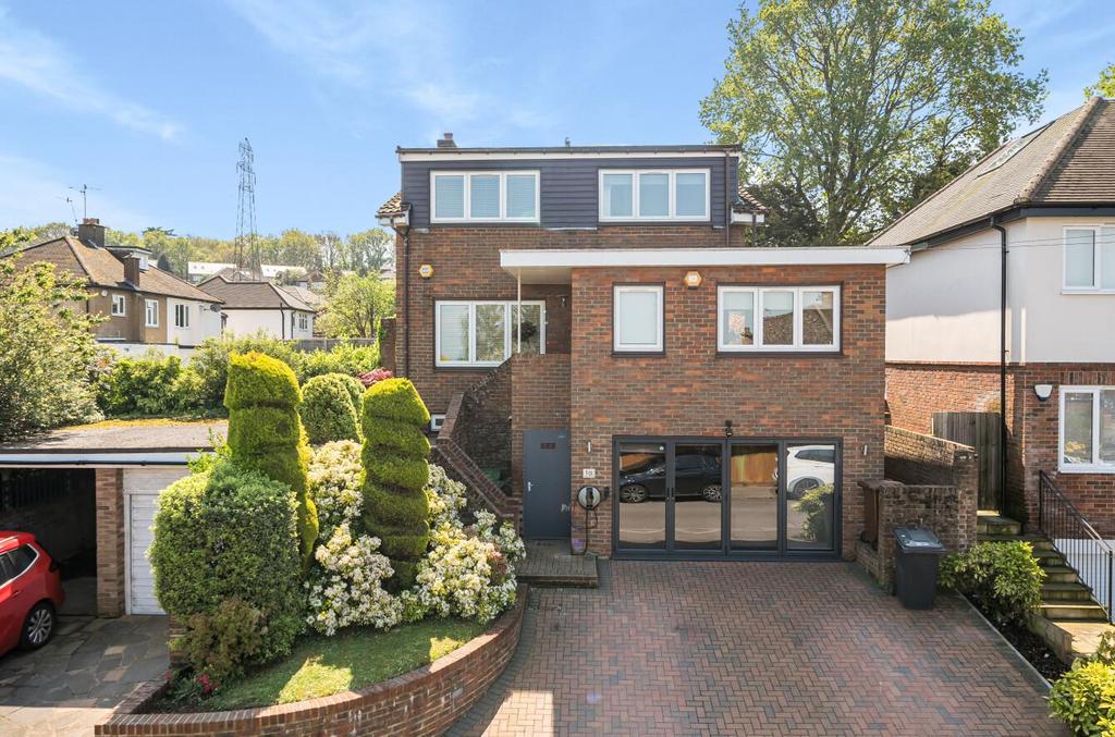 Kimble Crescent, Bushey WD23 4 bed detached house £1,150,000