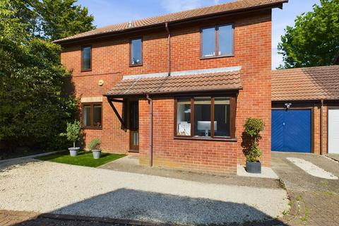 3 bedroom detached house for sale, Mistys Field, Walton-On-Thames