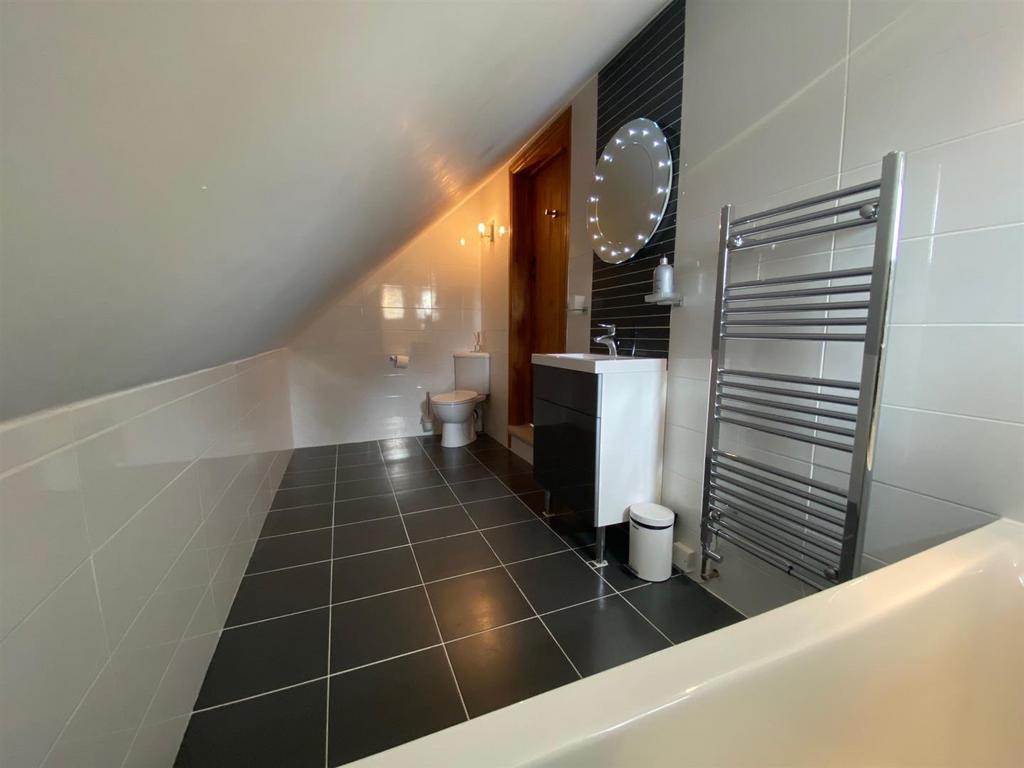 Grananry ensuite 2.jpg