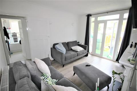 3 bedroom flat to rent, Fullwell Avenue, Ilford IG5