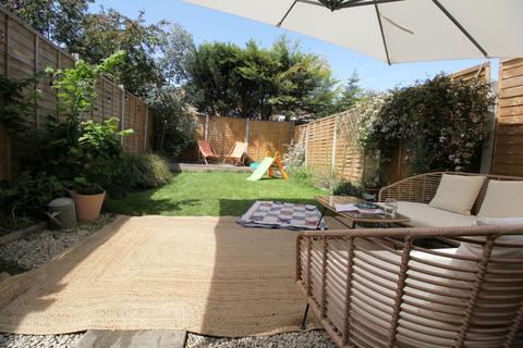 60 Dunlace Road, London, E5 0NE