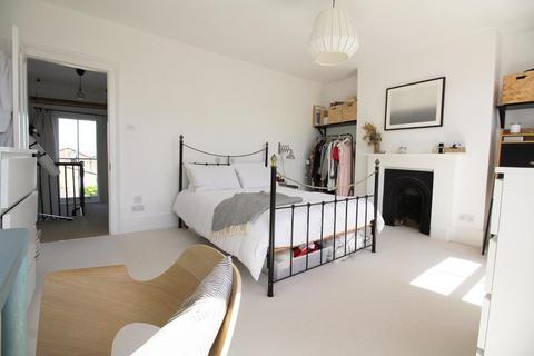 60 Dunlace Road, London, E5 0NE