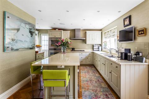 6 Blades Close, Leatherhead, KT22 7JY