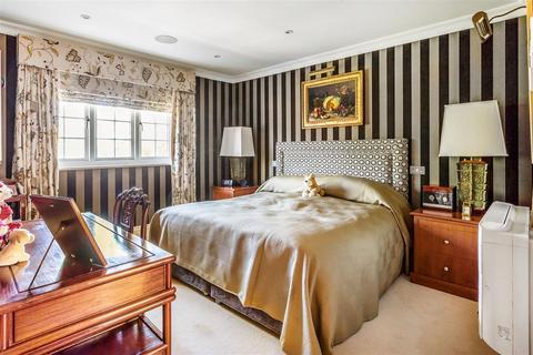 6 Blades Close, Leatherhead, KT22 7JY