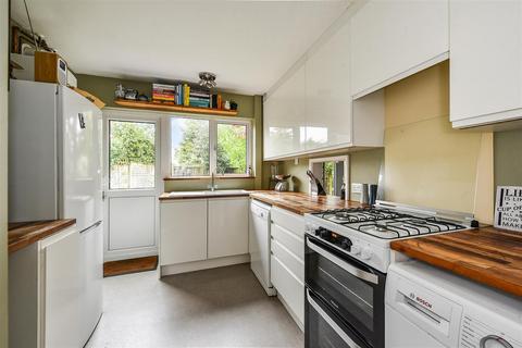 24 Avon Crescent, Romsey, SO51 5PY