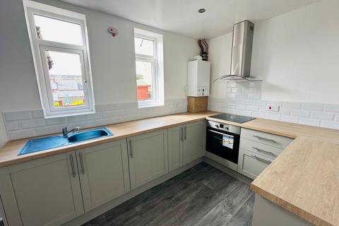 2 bedroom terraced house to rent, Black Road, Macclesfield