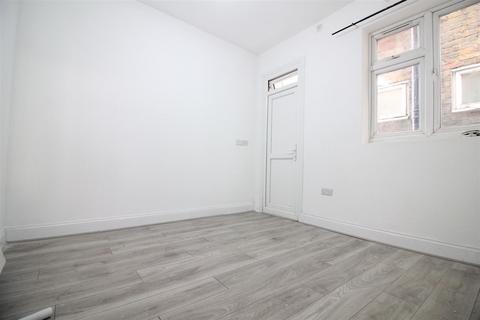 2 bedroom flat to rent, Villiers Road, Southall