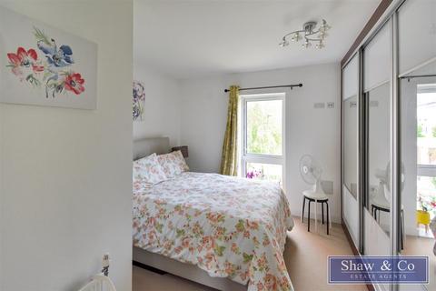 2 bedroom flat for sale, Brabazon Road, Hounslow TW5