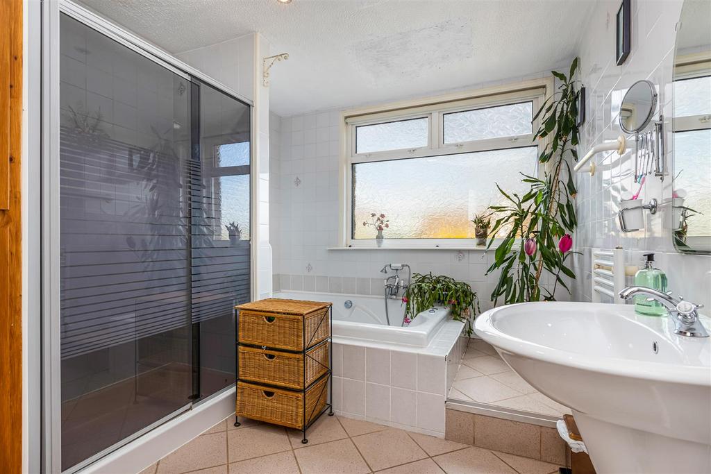 A28 - Main House Bathroom