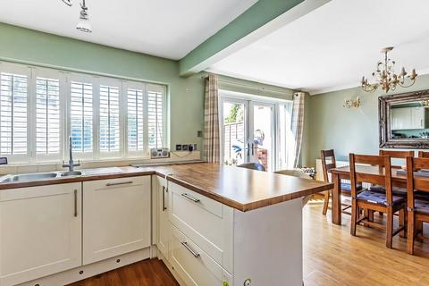 28 Clare Crescent, Leatherhead, KT22 7RQ