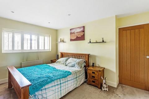 28 Clare Crescent, Leatherhead, KT22 7RQ