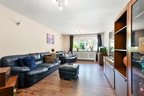 4 Cedars, Banstead, SM7 3JB