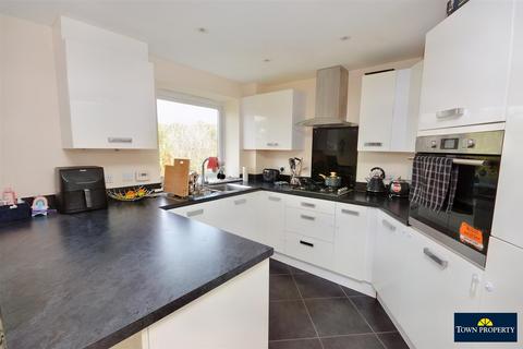 2 bedroom flat for sale, Weavers Close, Eastbourne