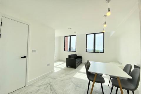3 bedroom apartment to rent, Sky Gardens, Spinners Way, Manchester