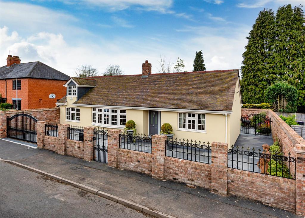 4 Mayfield Road, Albrighton, WV7 3JY 4 bed detached bungalow for sale £649,950