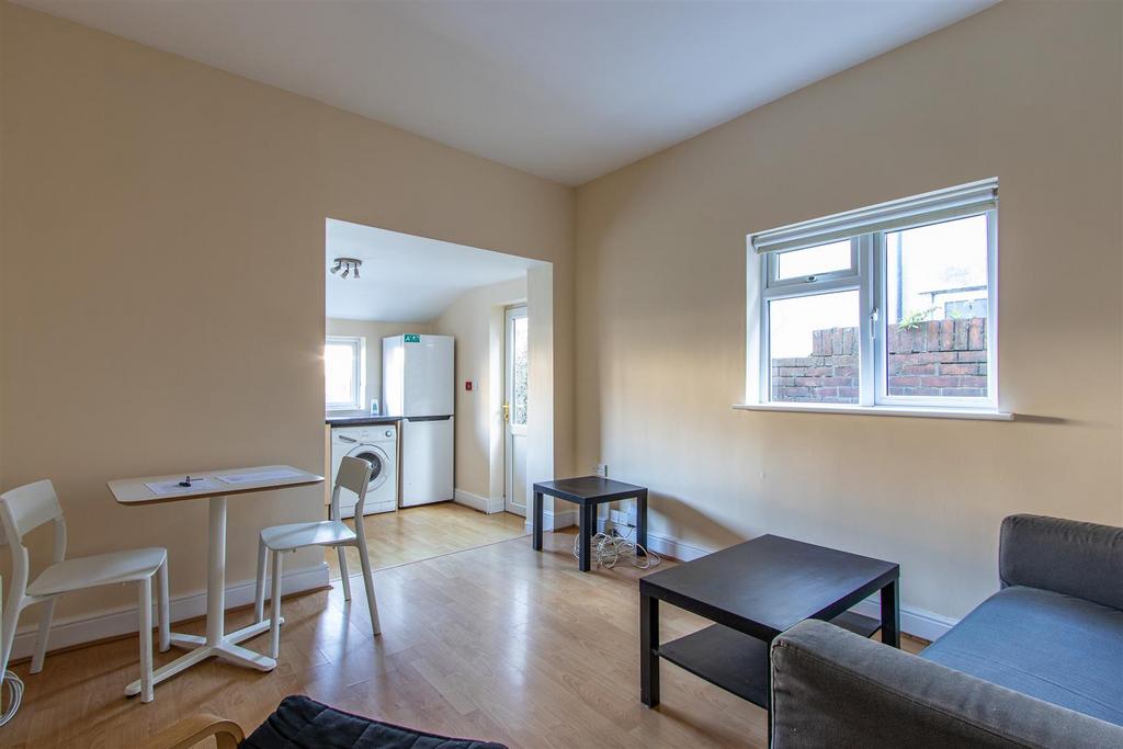 Albany Road, Cardiff CF24 1 bed flat £750 pcm (£173 pw)