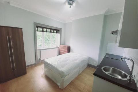 Studio to rent, Finchley Road, Hampstead, London, NW3