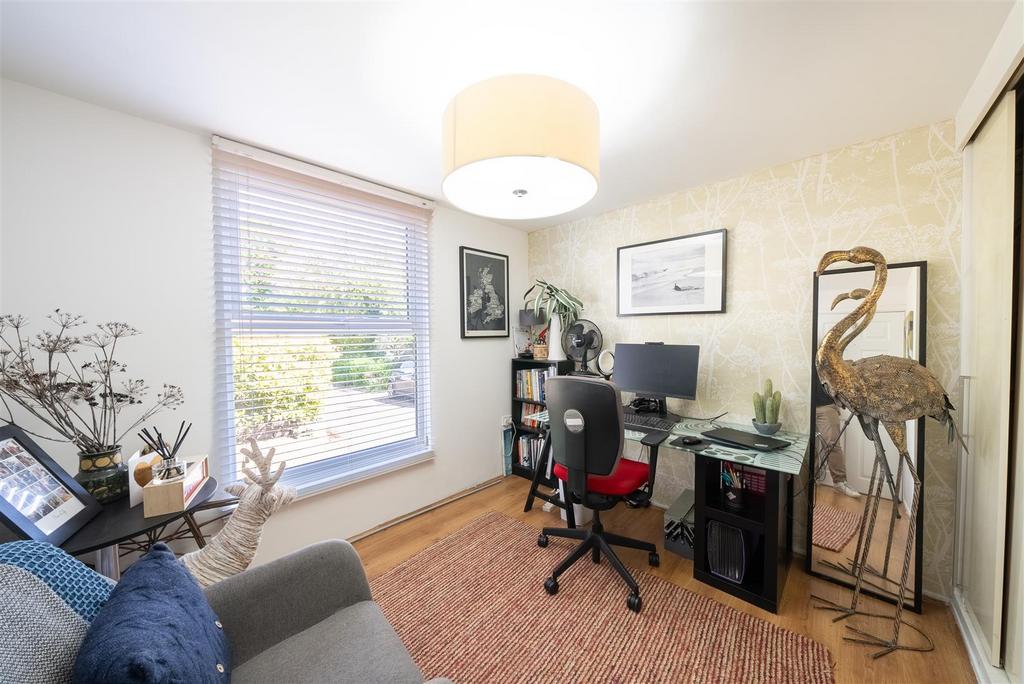 Bedroom/Office (Front)