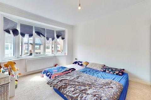 21 Rainsford Way, Hornchurch, RM12 4BJ