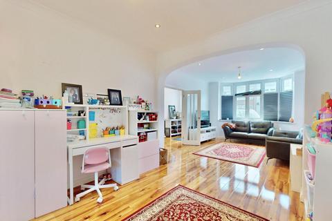 21 Rainsford Way, Hornchurch, RM12 4BJ