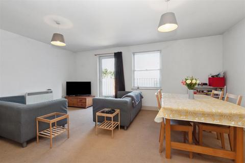 2 bedroom flat to rent, Lavender Hill, London SW11