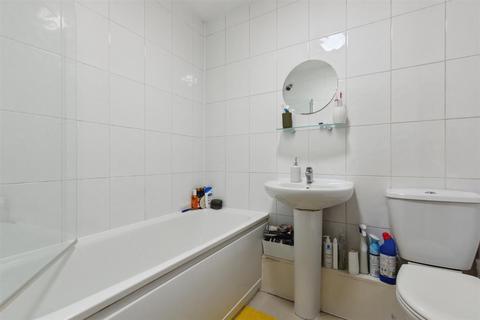 2 bedroom flat to rent, Lavender Hill, London SW11