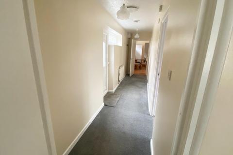 2 bedroom flat to rent, Silver Road, Street