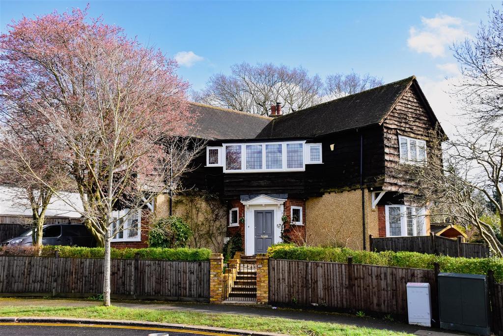 Aultone Way, Sutton 5 bed detached house £3,500 pcm (£808 pw)