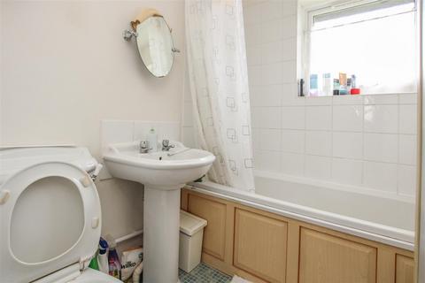20 Lombards Chase, West Horndon, Brentwood, CM13 3UA
