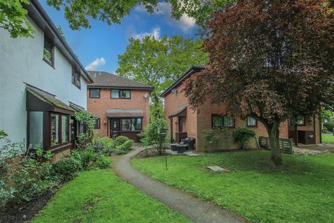 20 Lombards Chase, West Horndon, Brentwood, CM13 3UA