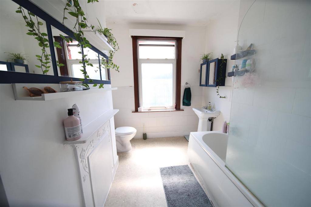 Bathroom 1.jpg