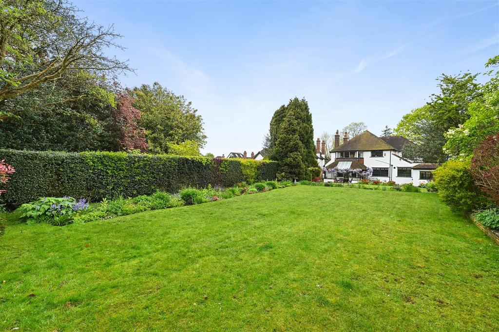 WH - 32 Chiltern Road - Garden E3 (1).JPG