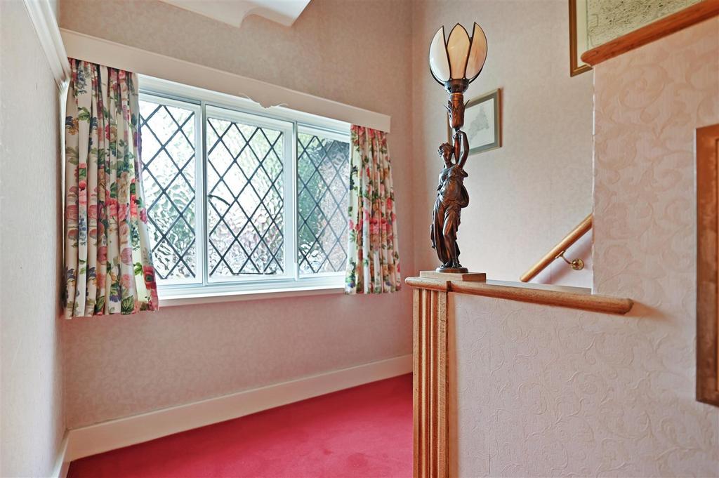 WH - 32 Chiltern Road - Lamp3 (1).JPG