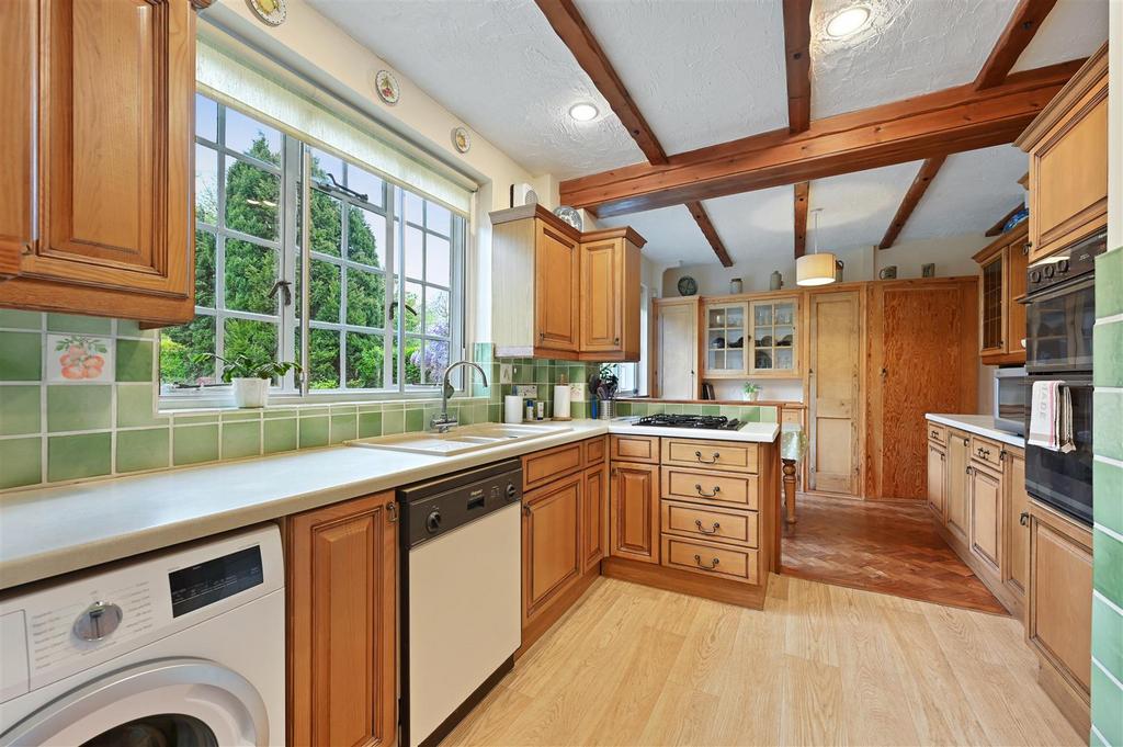 WH - 32 Chiltern Road - Kitchen B3 (1).JPG