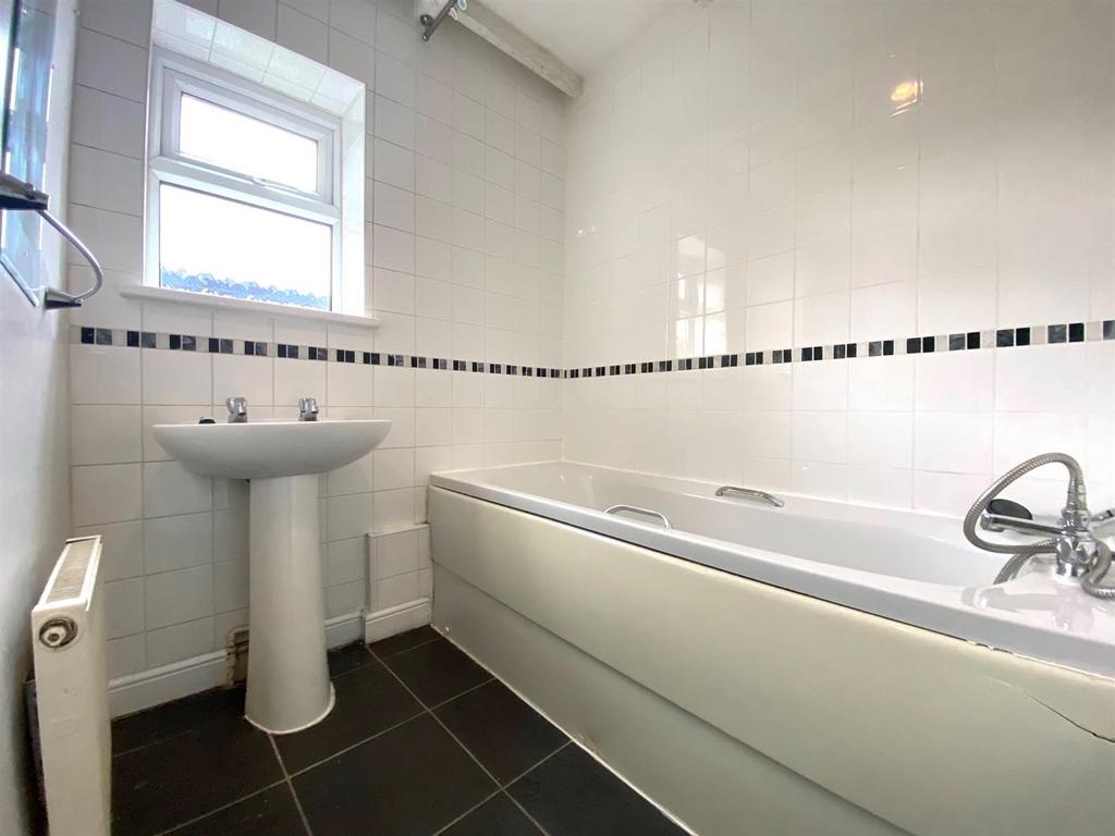 Bathroom 2.jpg