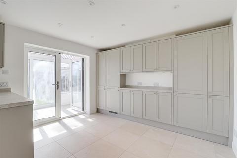42 Addison Drive, Hucknall, Nottingham, NG15 6NB