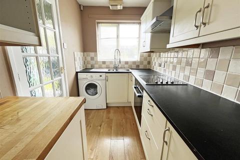 2 bedroom end of terrace house to rent, Falcon Close, Nottingham NG7