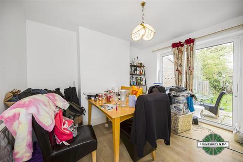 3 bedroom terraced house to rent, Russell Road, London