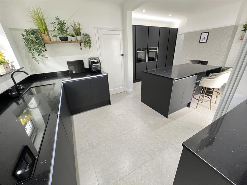 Redvers Avenue, Hooton, Cheshire 4 bed semidetached house for sale £