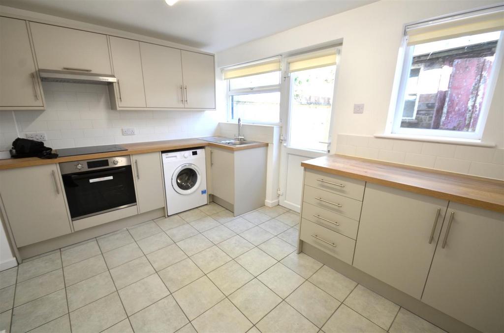 High Street, Shefford, Beds 2 bed semidetached house to rent £1,050